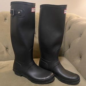 Womens barely worn tall black hunter boots size 10